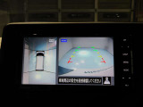 空から見ているような視点でクルマの周囲が確認できるモニター。クルマの真上から見ているかのような映像によって周囲の状況を知ることで駐車を容易に行うための支援技術です