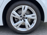 18インチ純正アルミホイール装備 全車両に標準装備の純正アルミホイールは、純正ならではのバランスの良いデザインと、走行安定性をお楽しみ頂けます。
