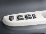 【パワーウインドゥマスタースイッチ】運転席より助手席やリヤドアガラスの開閉が出来るので便利ですね!運転席以外のウインドロック機能も付いています。