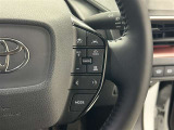 前方の車との車間を設定し、スピードを上げたり緩めたりを自動で行ってくれる追尾式の「レーダークルーズ」。上級装備の一つです!高級車にしかつかない嬉しい機能です。