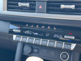 【オートエアコン】一度お好みの温度に設定すれば、車内の温度を検知し風量や温度を自動で調整。暑い&hellip;寒い&hellip;と何度もスイッチ操作をする必要はありません。快適な車内空間には必須の機能ですね♪