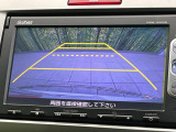 【バックカメラ】駐車時に後方がリアルタイム映像で確認できます。大型商業施設や立体駐車場での駐車時や、夜間のバック時に大活躍!運転スキルに関わらず、今や必須となった装備のひとつです!
