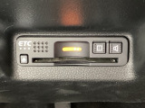 ハンドルの右下にETCがついています。高速道路の料金所の通過も楽々です。 カードの取り出しもしやすい場所についています。