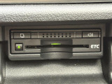 【ETC】有料道路を利用する際に料金所で停止することなく通過できる、ETC車載器(ノンストップ自動料金収受システム機器)が装備されています。セットアップを行うことで利用可能になります。