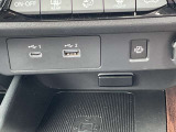 USBはありがたい装備ですね。携帯電話の置くだけ重電も装備しています。