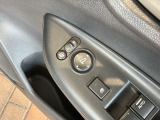 狭い駐車場で便利な電動格納ドアミラーが付いています。