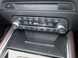 運転席と助手席それぞれで温度調整が可能なオートエアコンに加え、ステアリングヒーターと前二席分のシートヒーター&シートベンチレーション機能が車内を快適に保ちます。
