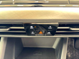 タッチコントロール式3ゾーンフルオートエアコンパネル。運転席、助手席それぞれ独立して温度管理が可能です。花粉やダストを除去するフレッシュエアフィルターも装備され、クリーンな室内環境を保ちます。