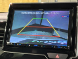 リバースギアに入れるだけで後方の表示へ切り替わります。夜間や雨の日の駐車も楽になりますよ。