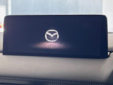 【10.25インチマツダコネクト】車内の雰囲気にマッチした大型ディスプレイ。スマホ接続でのナビ使用やBluetooth再生等、様々な機能が楽しめます。直感的なダイヤル操作が可能で、使い勝手も良好です。