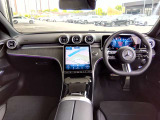 大型センターディスプレイとデジタルメーターを備えた、先進的な運転席です。