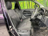 運転席まわりには十分なスペースがあり、大柄な方でもゆったり運転していただける環境です。
