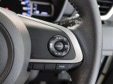 アダプティブクルーズコントロール機能付きです。走行中に先行車の様子を検知しながら、設定した車速の範囲内で先行車との距離のキープを支援します。詳細は販売店スタッフまでおたずねください。