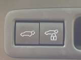 【パワーバックドア】スマートキーや運転席のボタンを押すだけでリアゲートが自動で開閉します!荷物を持っている時や、高い位置にあるバックドアを閉める際に便利な機能です♪
