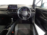 革巻きステアリングで快適な操作性の運転席です。