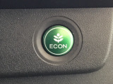 【eコンスイッチ】低燃費運転をサポートするECONモード。スイッチをONすると、エンジンやトランスミッション、A/Cなどを協調制御し、燃費の向上に貢献。エコドライブの効果を高めます。