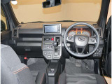 オシャレなインテリアで運転する気分も盛り上がりますよね^^