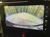 【バックカメラ】駐車時に後方がリアルタイム映像で確認できます。大型商業施設や立体駐車場での駐車時や、夜間のバック時に大活躍!運転スキルに関わらず、今や必須となった装備のひとつです!