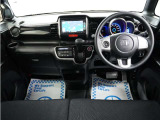 運転にかかわる様々な操作を安全に行えるように視点移動が少なく、操作性に配慮されたスイッチ類が凝縮されたコクピットです。