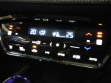 オートエアコンは左右席で独立温度コントロールが可能です。運転席はキンキンに冷やして助手席はマイルドにと言った設定が可能です。暑さ寒さでケンカすることもなくなりますね。