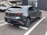 ドアに反射する白線の動きで、普通の車とは異なるMAZDA3の造形美を感じていただけると思います。是非ご来店いただき、この造形美を直接ご堪能いただきたいです。