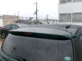 ボディカラーと同色のリアスポイラーで、見た目もすっきり!
