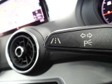 居眠り運転やわき見運転など、万が一車両が道路白線をはみだしそうになると、車がハンドルを自動修正してくれるアウディレーンアシストが装備されております。