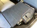 リアシートは簡単に倒すことができるので、ラゲッジルームも広がります。