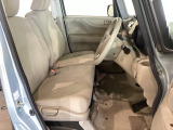 座面も厚みがあり背もたれも高く、広い足元にゆったり座れるシートです。運転席と助手席の間が空いている為、助手席側への移動がスムーズです。交通量の多い道でも助手席側から乗り降りができます。