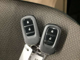 家族やパートナーと個別に持てるため、貸し借りの手間がなくスムーズに乗車できます。また、メインキーを自宅に置いたまま、もう一方をサブとして常に鞄に入れておけるため、持ち出し忘れを防げる点も便利です。