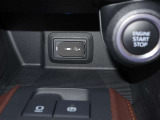 充電ケーブルなど電源ソケットも装備しています。
