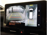後退時に車両の後ろ側をモニター画面に表示します。車庫入れなどでバックする際に後方確認ができて便利です。車庫入れが苦手な人もこれで安心。