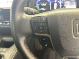 運転中、オーディオの操作をしてて、ハッとしたことはありませんか?ステアリングスイッチは、運転中でもハンドルでオーディオの操作が可能です。安全なドライブをサポートします。