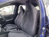 体を包み込むような座り心地で運転をサポートします。