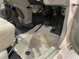 内装工程では、中古車を気持ちよくお乗りいただけるよう清掃しています。ニオイの元となるフロアカーペットまで洗浄・消臭済み?