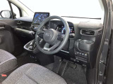 前方の見通しが良いすっきりした視界、誰でも扱いやすく運転できます。疲れにくく安心ドライブを更に快適なものにします!