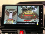 【パノラマモニター】 上から見下ろしたような映像が、運転の不安を軽くします。