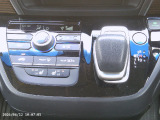 インパネシフトだから視線の移動も少なく足元もスッキリ。運転席もゆったりしているのでゆとりを持ってドライブできますね。