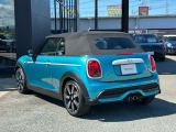 コンパクトな車体にパワフルなエンジン、ゴーカートのようなドライブフィールは乗ってみるとなお、他の車とは一線を画す魅力を持っています。
