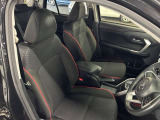 運転席の画像です。足元やシートまわりに余裕があり、リラックスした姿勢で運転が可能です。視界も良好で操作系へのアクセスもしやすく、快適で安心感のあるドライブをサポートします。