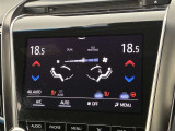 デュアルエアコンとは、運転席と助手席で、個別に温度設定ができる機能です。気温の感じ方は、人それぞれ違うもの。乗る人に優しい機能ですね。