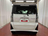 跳ね上げ式バックドアなので、雨天時の荷物の出し入れの際も濡れにくいです。