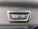 MINIの運転席操作部は、中央に構えるディスプレイが最大の特徴です。航空機を思わせるトグルスイッチなど、直感的で遊び心のあるメカニカルな操作感が、ゴーカートのような走りの高揚感を高めます。