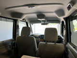 車内は明るくて見通しが良く、初めての方でも運転しやすい印象です。天井が高く圧迫感がないので、お子さまとのお出かけも快適に過ごせます。