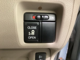 左側電動スライドドアは運転席からでも操作ができるように、ハンドル付近に開閉の操作スイッチが付いています。