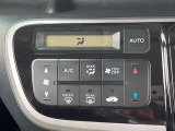 【オートエアコン】一度お好みの温度に設定すれば、車内の温度を検知し風量や温度を自動で調整。暑い&hellip;寒い&hellip;と何度もスイッチ操作をする必要はありません。快適な車内空間には必須の機能ですね♪