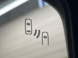 【ブラインドスポットモニター】走行中、ドアミラーの死角になりやすい箇所に後続車が接近するとサイドミラーのレンズに警告を表示!ドライバーに注意喚起をしてくれます。
