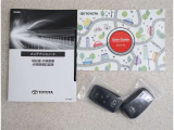 スマートキーを携帯していればキーを取り出さずにドアを施錠&解錠。クルマの始動も可能です。