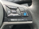 プロパイロットを装備☆アクセル、ブレーキをコントロー ルして前のクルマとの車間距離を保つ手助けをします。 白線を検知し、ハンドルをコントロールして直線道路、カーブにおいても運転支援してくれます!!