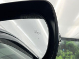 【ブラインドスポットモニター】走行中、ドアミラーの死角になりやすい箇所に後続車が接近するとサイドミラーのレンズに警告を表示!ドライバーに注意喚起をしてくれます。